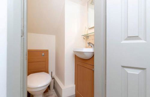 Hot Tub Free Parking 5 Bedroom Large Space - Photo 28