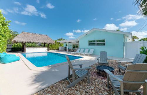 Tropical Villa Pool Home w/ Tiki Bar! Sleeps 9! - Foto 7