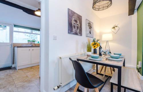 Charming 1-bed house in Chester by 53 Degrees Property, Ideal for Couples & Business, Amazing Location - Sleeps 4 - Photo 9