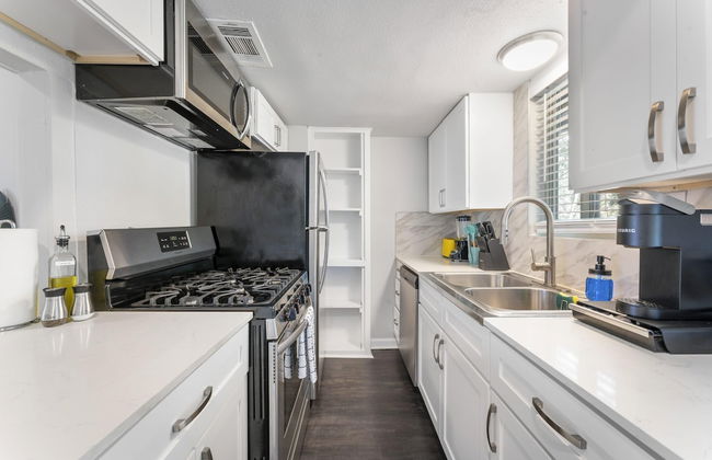 Prime Soco Chic 2BR King Suite w Pool Parking - Foto 4