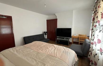 LARGE SELF CATERING HOUSE WITH WiFi CLOSE TO TRANSPORTS - Photo 23