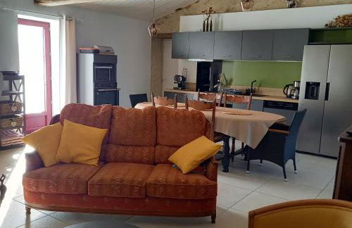 Gîte rénové avec piscine chauffée et jardin clos, à proximité des plages et de la campagne bio. - FR-1-426-531 - Foto 2