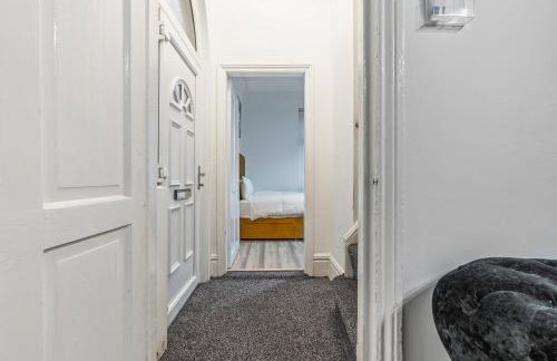 4 Bedroom House in Eccles, Trafford, Manchester - Sleeps 10 - 3 Double Beds - 4 Single Beds - FREE PARKING, Garden & Fast Fibre Wi-Fi - Close to Trafford Centre, MediaCityUK, Salford Quays, and both Old Trafford stadiums - Foto 25