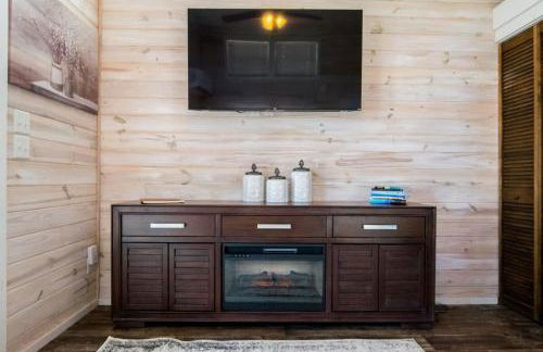 Cozy 1BR Tiny Home with Pool Access and Free Tix - Foto 8