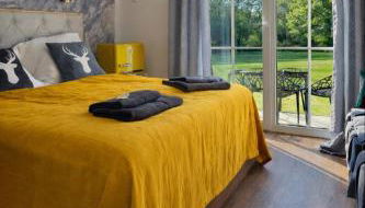 Bavaria Mountain Chalet DESIGN Ferienwohnung SKI Arber Osser Terrasse Sauna in Villa mit Bergblick bis 6 Pers - Foto 2, Garden, Garden view, towels