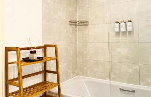 Lakeside Retreat - Spacious 1BR - Peaceful Base Near Wembley - Foto 16