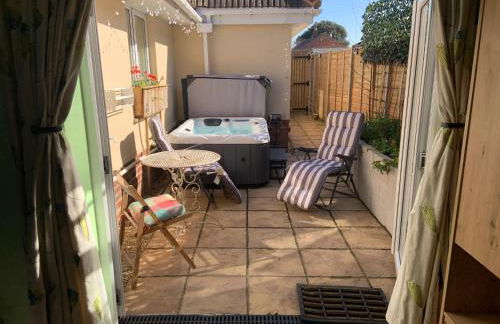 Seaside Studio Retreat w Hot Tub April - October - Photo 17