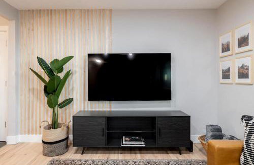 Light-filled retreat w hot tub & firepit - Foto 18