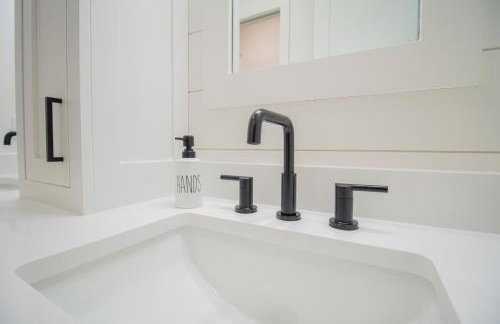 4BR Beach Haven - Deck, Gourmet Kitchen, Tiki Bar Fun - Foto 46