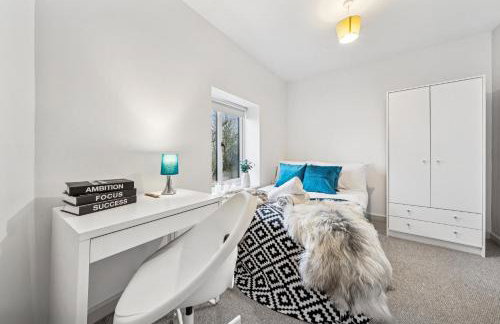 Modern & Cozy Private Double Room - Shared House by AltoLuxo Short Lets & Serviced Accommodation with Free WiFi & Parking - Foto 17