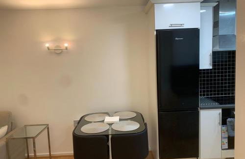 Cozy Entire Apartment with Free onsite Parking, 2-Min Walk to Barking Station - Foto 24