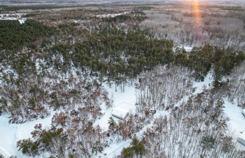 Wooded Danbury Cabin with Grill and Fire Pit! - Foto 2