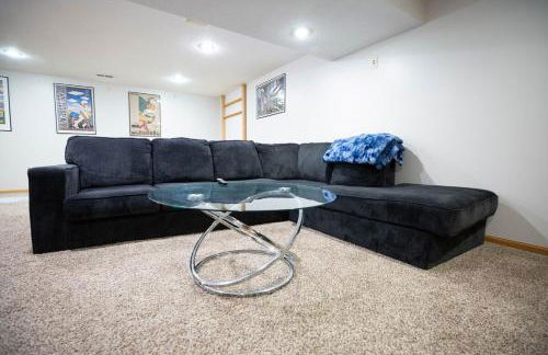 Work & Relax, 3BR Home with Office, Close to Downtown & Prairie Trail, Parking - Foto 18