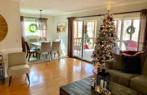 Beautiful Waterfront with Dock Firepit Hot tub - Foto 48