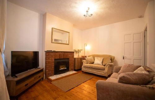 Gloucester City - Birchmore House - 2 Bedroom End Terrace Property Near To City Centre & Hospital With On-Street Parking - Sleeps 5 - Great For Hospital Workers & Contractors - Hosted by RENTMYHOUSE - Foto 1