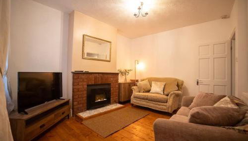 Gloucester City - Birchmore House - 2 Bedroom End Terrace Property Near To City Centre & Hospital With On-Street Parking - Sleeps 5 - Great For Hospital Workers & Contractors - Hosted by RENTMYHOUSE - Foto 1