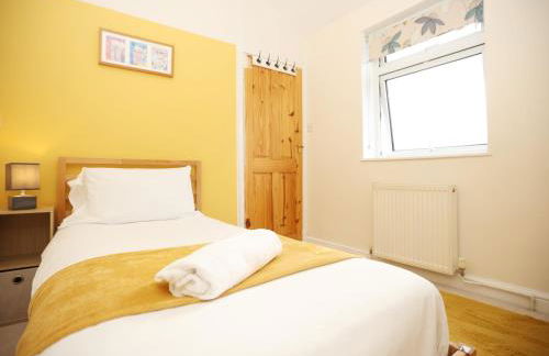 Mount Rd By N And N Stays Contractor Friendly 4 Bed House With Large Driveway, Bath - Photo 7