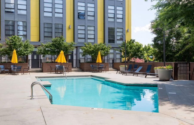 Vibrant 2-Story Apartment with Apple TV - Foto 20