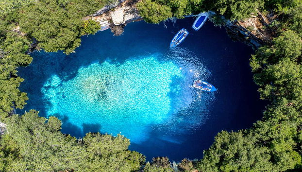 Vue aérienne sur la grotte de Melissani
