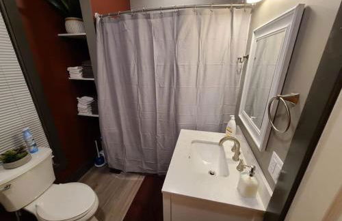 King Bed In Main Floor - Downtown Vacation Rental - Foto 54