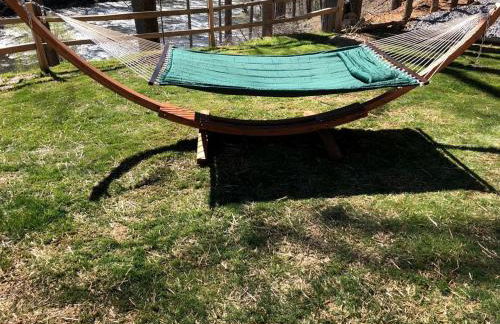 Unique Yurt Rental on Peony Farm with Riverfront View in Clyde, North Carolina - Foto 32