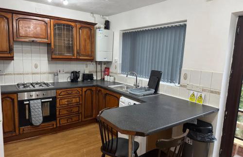 4 Beds House for Families & Contractors with Free Parking - Photo 38