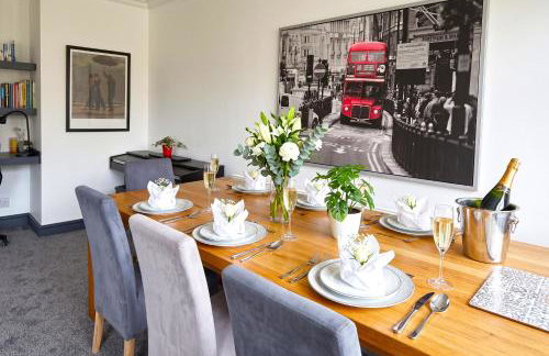 Green Haven Villa - 4BR Spacious House with Hot tub, Ample Parking, Air Condition, WIFI, Netflix, Patio & Garden - Foto 15