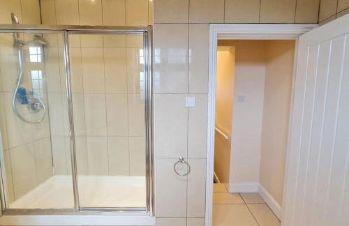 Luxury London House Sleeps x 16, Free Parking, Free Wifi, Garden Patio, Close to tube line easy access to Central London - Foto 13