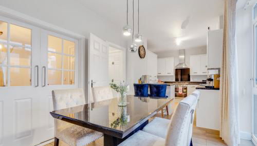 Upscale 3 Bedroom 3 Bathroom Detached House - Central Location - Free Driveway Parking, 75'' Smart TV, Fast WiFi and Snug Room by Yoko Property - Foto 3