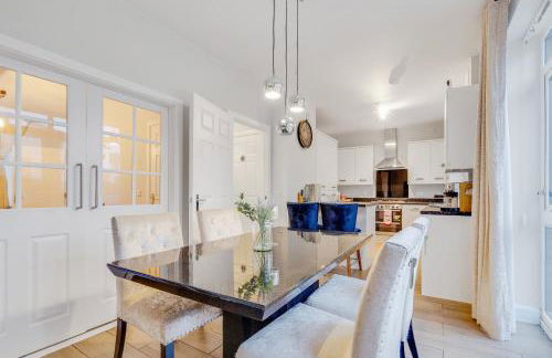 Upscale 3 Bedroom 3 Bathroom Detached House - Central Location - Free Driveway Parking, 75'' Smart TV, Fast WiFi and Snug Room by Yoko Property - Foto 3