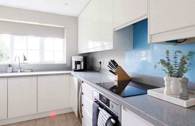 Stylish 4 Bed Home Close to Beach - Foto 18