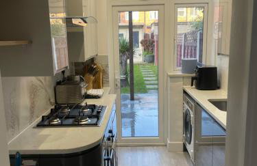 Modern home with driveway parking for 2 vehicles, near Tottenham Hotspur Stadium, White Hart Lane Train Station - Foto 1