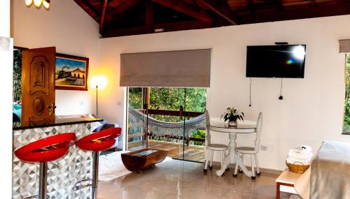 Chalé Canto do Galo 1 - Hidro da Jacuzzi, Lareira Ecológica, Cozinha Completa, Wi-Fi 80mbps, próximo a comércio local e relaxando ao som do riacho - Foto 3, pet friendly