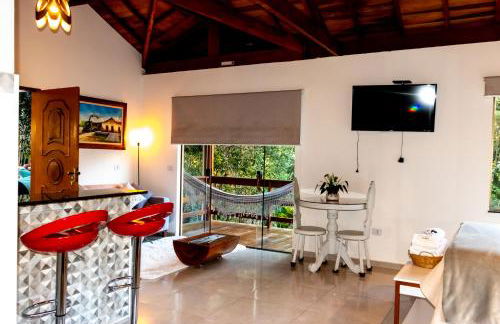 Chalé Canto do Galo 1 - Hidro da Jacuzzi, Lareira Ecológica, Cozinha Completa, Wi-Fi 80mbps, próximo a comércio local e relaxando ao som do riacho - Photo 3