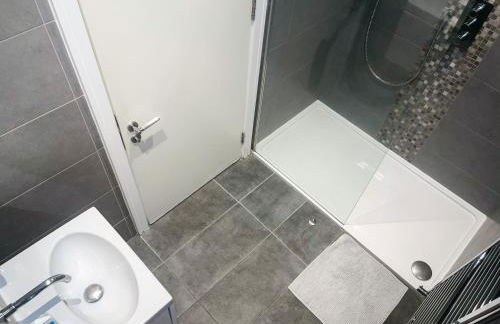 Sleek 3-bedroom flat with Balcony, Lift access, FREE WiFi in Southwark, Borough near The Shard by NourNest Apartments - Foto 30