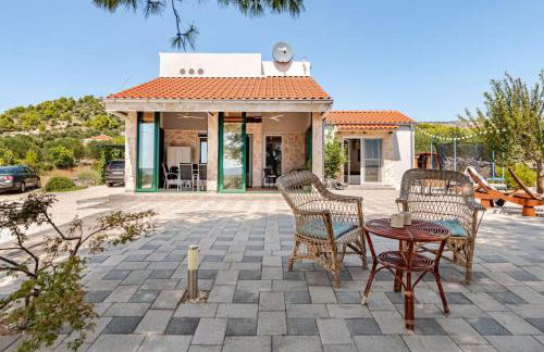 Dalmatian Countryside Home - Heated Pool & Jacuzzi - Photo 25