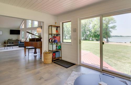 Lakefront Sunburg Vacation Rental with Boat Dock! - Foto 8