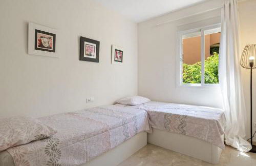 Beautiful 3 Bed Stylish & Cozy Apartment - Susanna Suite - Photo 18