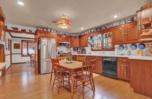 Spacious Antique Charm Home by Leavetown Vacations - Foto 5