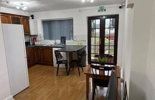 4 Beds House for Families & Contractors with Free Parking - Photo 37