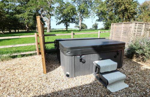 South Lodge - Longford Hall Farm Holiday Cottages - Photo 23