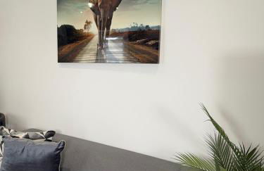 'The Elegant Comfort' - A Stunning Luxury 2-Bed Flat with Private Garden & Patio - Free Parking - Photo 11