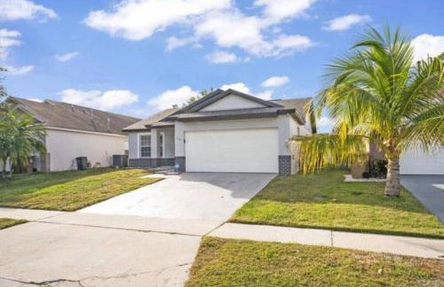 Retreat with Heated Pool in a Serene Community - Foto 9