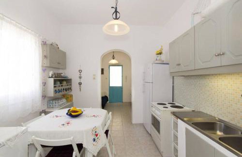 Wave Lullaby, Peaceful Beachfront Retreat in Paros - Photo 28