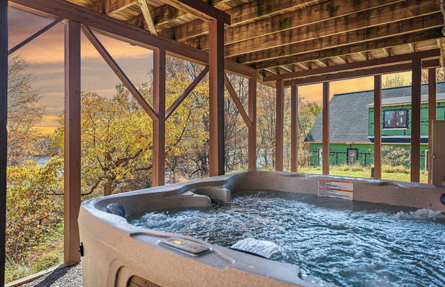 Emerald Bluff by Avantstay Lake Views, Deck, Fire Pit, Game Room - Photo 2