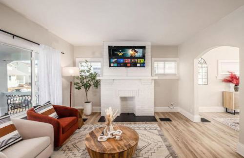 Oakwood Charm Family-Friendly 3BR Getaway - Photo 21