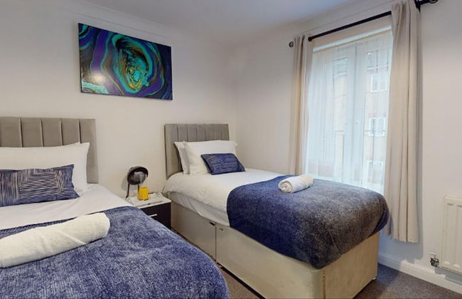 Romford Retreat - Modern 2BR Apartment - Photo 2