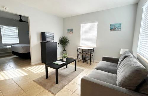 Poolfront Cottage Near Beach with Full Kitchen! - Foto 15