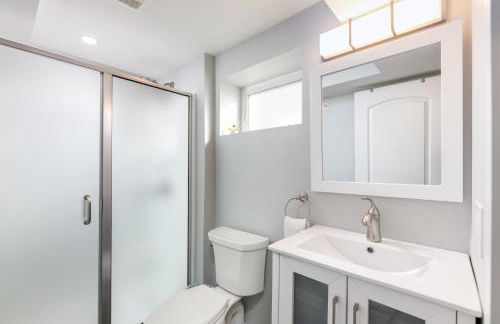 Steps to Beach Lake-View Laconia Getaway! - Foto 16