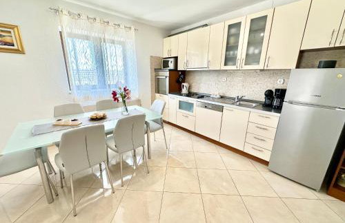 Spacious villa for 10 with a big private pool - Photo 12